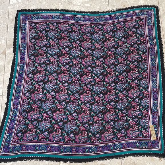 Beautiful Mark Henri scarf - Picture 2 of 5